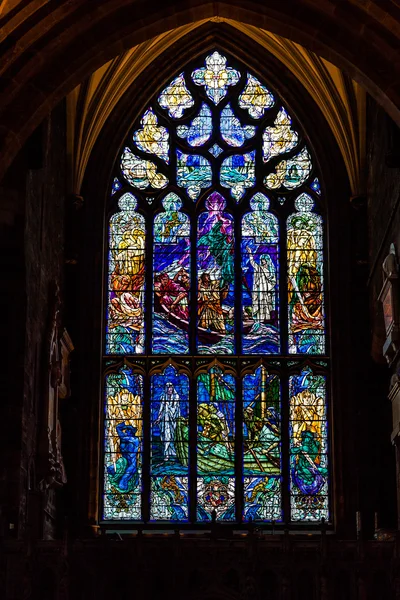 Glas in lood in een kerkraam — Stockfoto