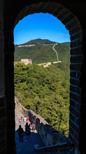 中国万里の長城のゲートを通して見た — ストック写真