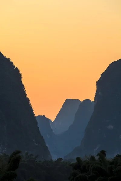 Prachtige zonsopgang in een berglandschap — Stockfoto