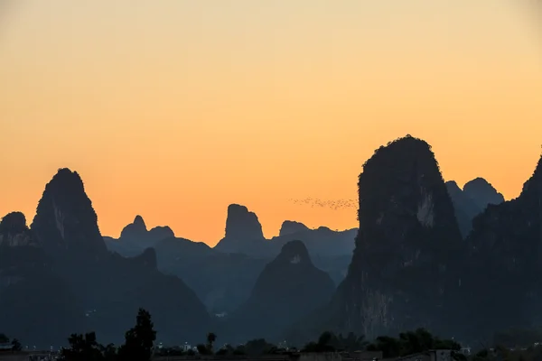 Prachtige zonsopgang in een berglandschap — Stockfoto