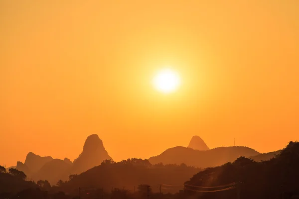 Oranje zonsondergang in een berglandschap — Stockfoto