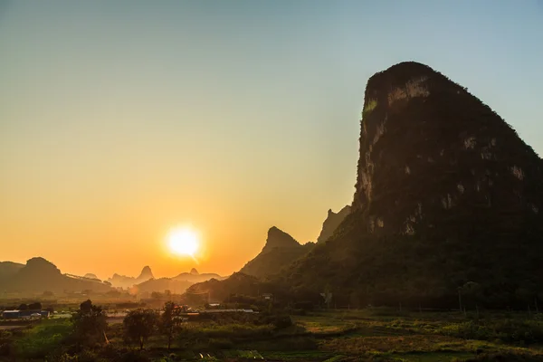 Puesta de sol en las montañas de piedra caliza — Foto de Stock