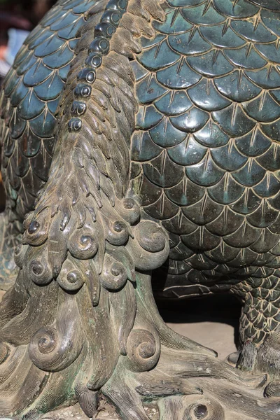 Detalhe da estátua de bronze no palácio de verão — Fotografia de Stock
