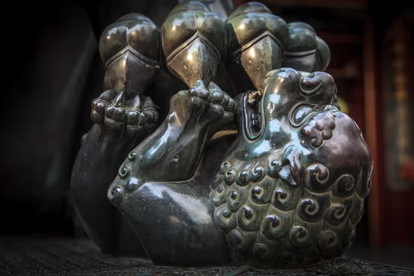 Primer plano de la estatua del cachorro de león en el palacio de verano Beijing — Foto de Stock