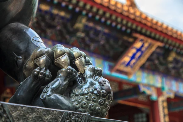 Primer plano de la estatua del cachorro de león en el palacio de verano Beijing —  Fotos de Stock