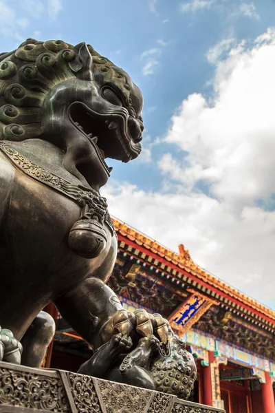 Bronze lion statue at the summer palace — Stock Photo, Image