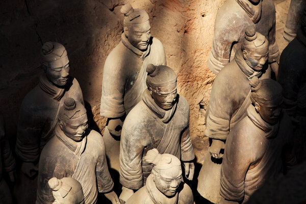 Терракотовые воины на солнце
