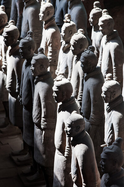 Терракотовые воины, освещенные солнечным светом
