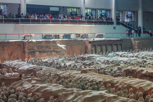 Терракотовые воины в зале, Сиань Китай
