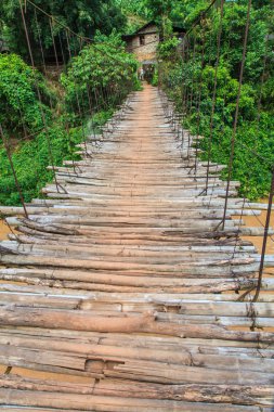 bir nehir geçiş için bambu Köprüsü