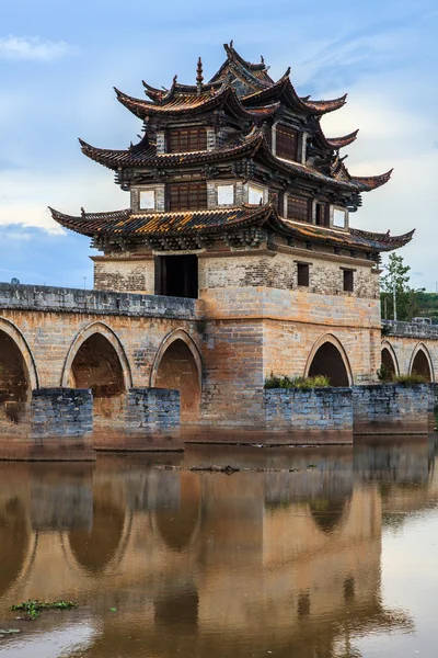 Alte Brücke über einen Fluss — Stockfoto