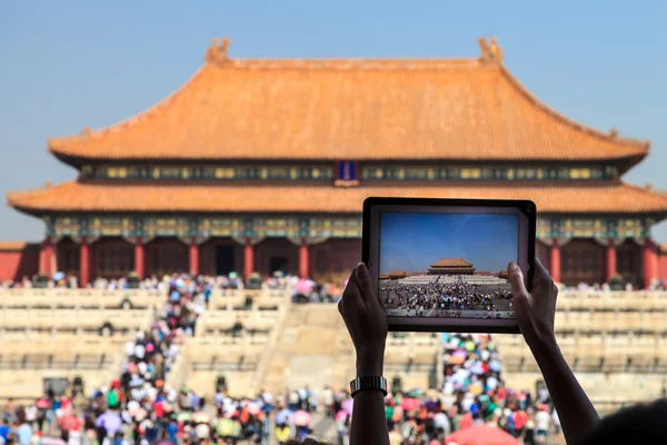 Touristin fotografiert mit Tablet in verbotener Stadt Peking — Stockfoto