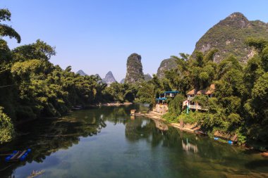 bir ormanda çalışan Nehri
