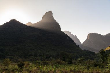 ilk güneş ışını dağ sırtı üzerinde