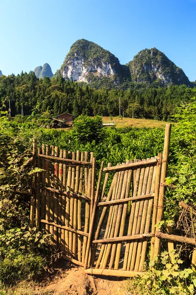 Bambu staket vid ingången — Stockfoto