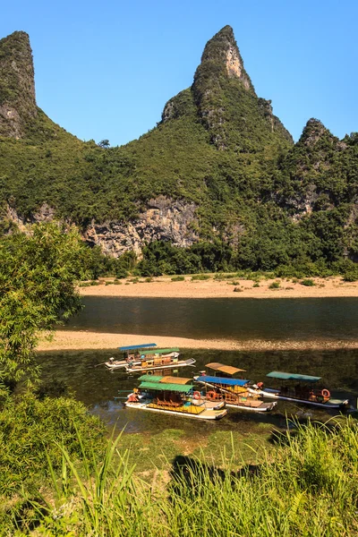 Turystyczna łodzi nad rzeką li — Zdjęcie stockowe