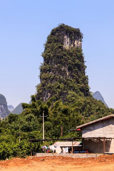 Picco roccia calcarea nel paesaggio asiatico — Foto Stock