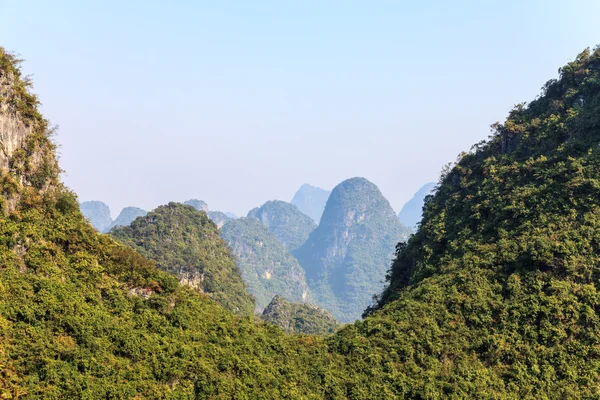 Peaks of limestone rocks on a sunny day — Stock Photo, Image