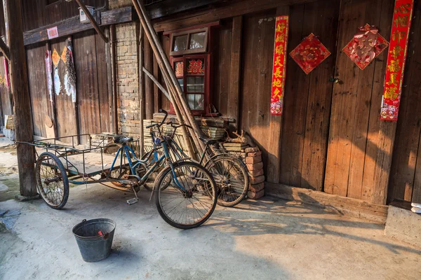 Tradycyjny chiński ulicę z rowerami — Zdjęcie stockowe