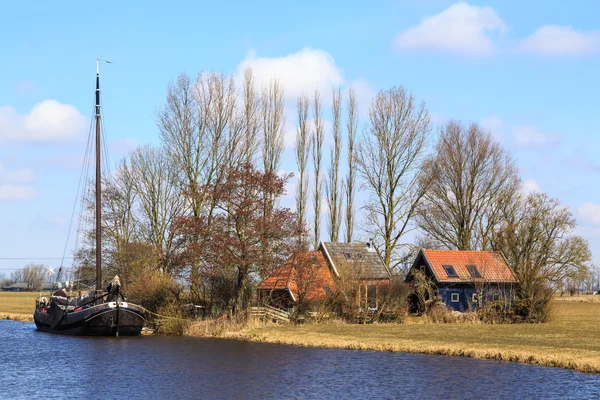 Casa no campo com prados e canal — Fotografia de Stock