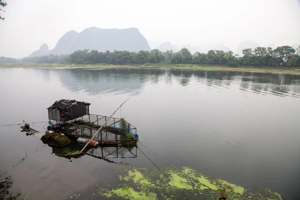 Båt för fiskare i floden li, Kina — Stockfoto