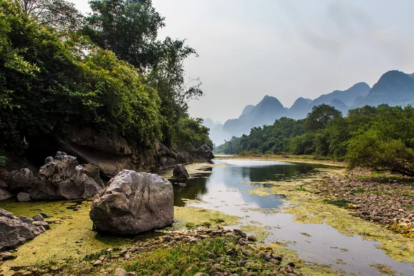 Li river with limestone formations in the background — Stock Photo, Image