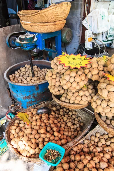 Орехи на продажу в ларьке — стоковое фото