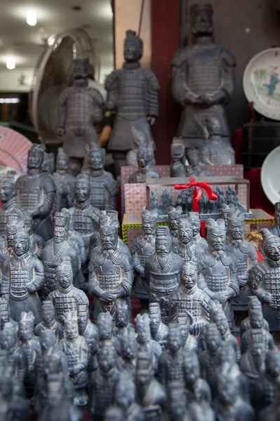 Statue dell'esercito di terracotta in una bancarella del mercato — Foto Stock