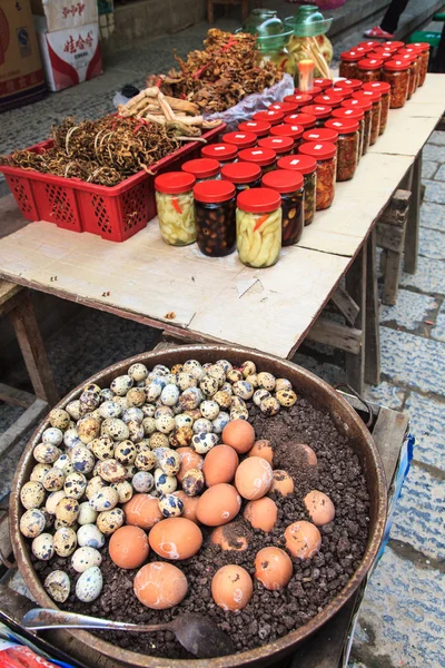 Hot boiled eggs at a market — Stock Photo, Image