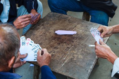 dört kişiler Çin kart oyunu oynama