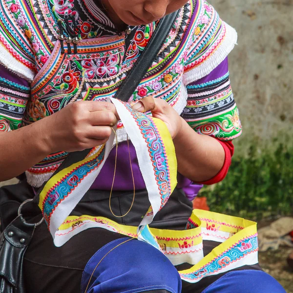 Vrouw met de hand maken van traditionele kleding — Stockfoto