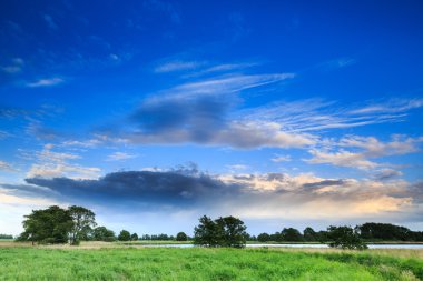 kırsal manzara ile çalışan bir nehir