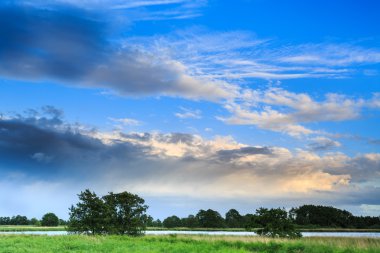 kırsal manzara ile çalışan bir nehir