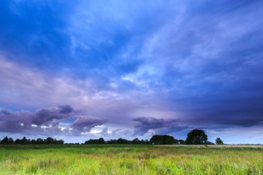 Kara bulutlar ile kırsal manzara