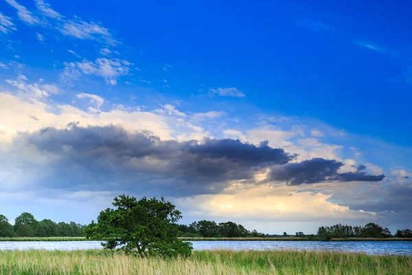 Donkere wolken boven een lake — Stockfoto