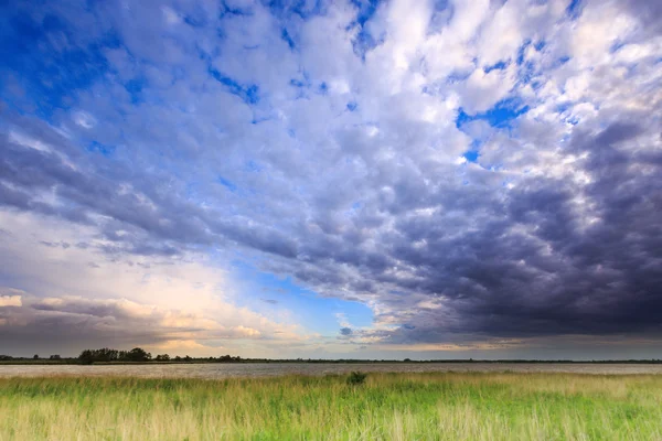 Dark clouds above a lake — Stock Photo, Image