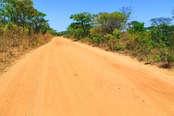 Sandstraße in Afrika aufgeben lizenzfreie Stockbilder