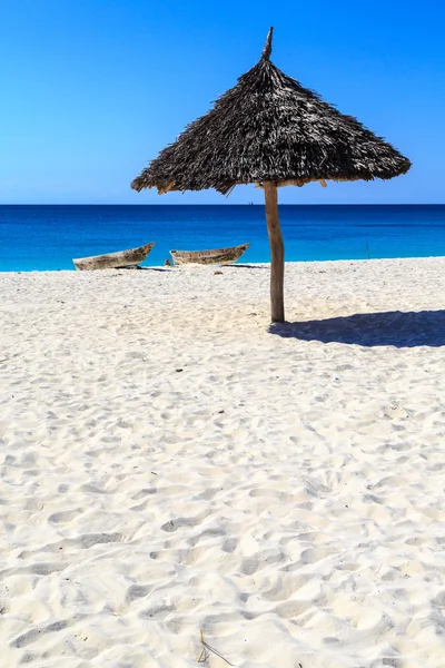 Umbrella on a white sand beach — Stock Photo, Image