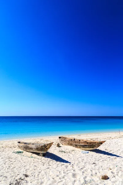 Due barche di pescatori sulla spiaggia — Foto Stock