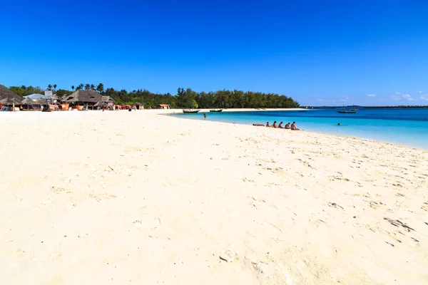 Biały piasek plaży kurortu na tropikalnej wyspie — Zdjęcie stockowe