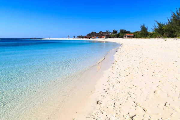 Παραλία με λευκή άμμο της ένα θέρετρο σε ένα τροπικό νησί — Φωτογραφία Αρχείου