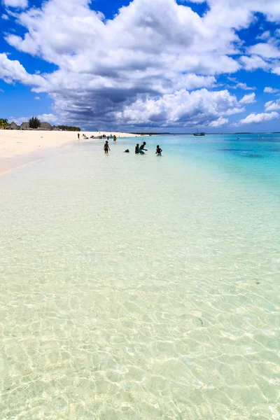 Tropical beach with resort — Stock Photo, Image