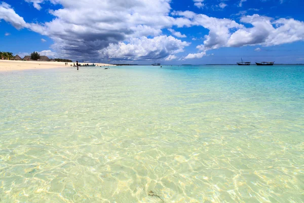 Playa tropical con resort — Foto de Stock