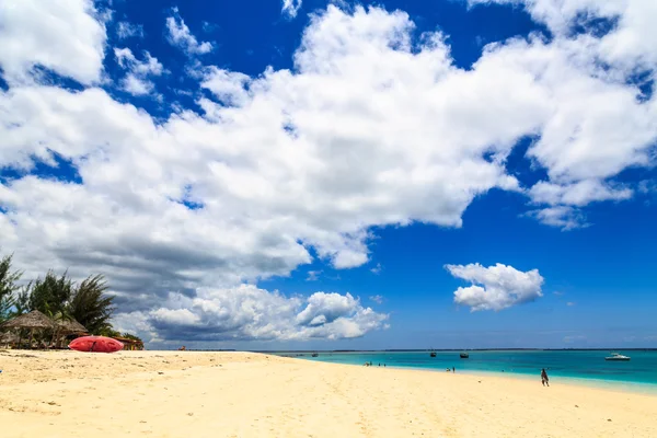 Spiaggia di Tropicl con nuvole — Foto Stock