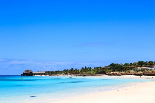 Luxury beach resort at a tropical beach — Stock Photo, Image