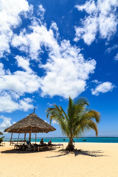 Une plage tropicale par une journée ensoleillée — Photo