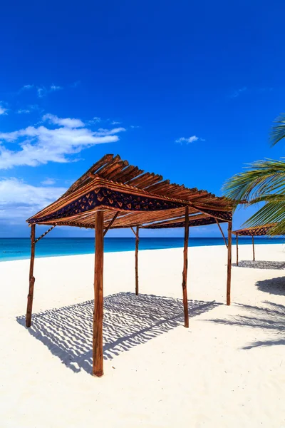 Tropical white beach on a sunny day — Stock Photo, Image