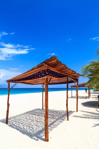 Tropical white beach on a sunny day — Stock Photo, Image