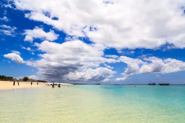 Tropischer Strand mit Resort lizenzfreie Stockbilder