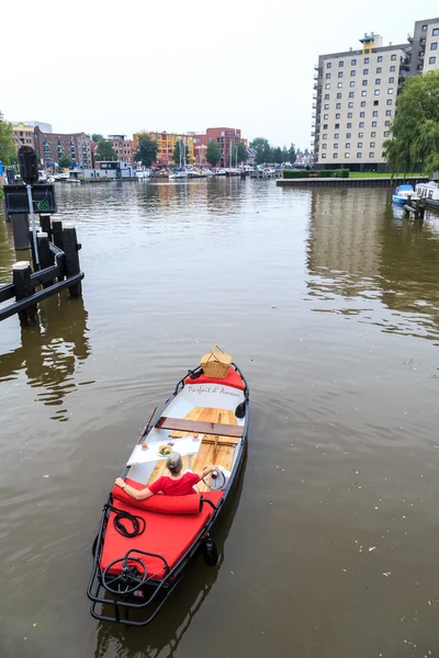 Bateau de pique-nique flottant dans une ville — Photo